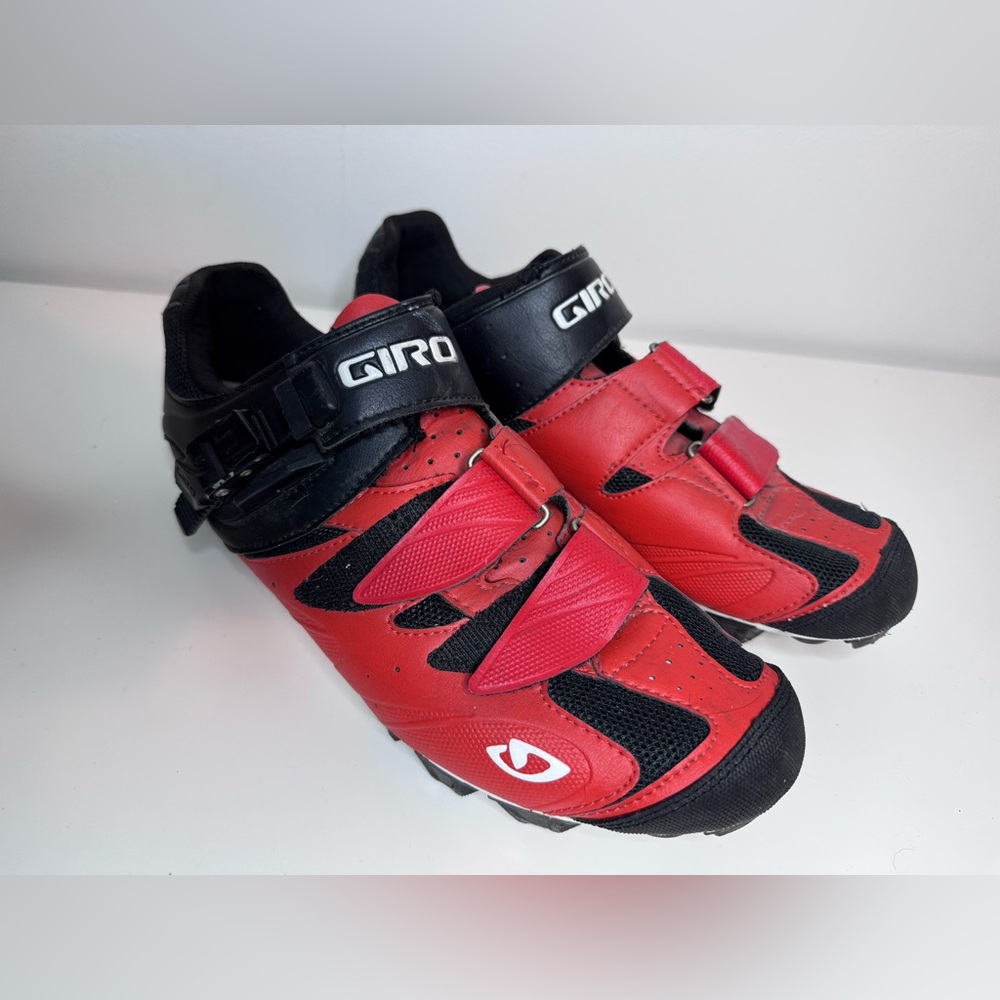 Red and black Giro Manta women's mountain bike shoes, size 8